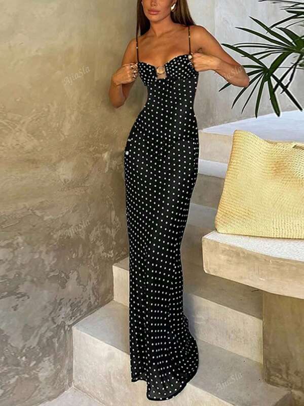 Une robe d'été imprimée de pois sur tout le corps avec des bretelles