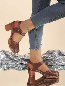 2025秋冬季白色轻便高跟鞋，夏季新款镂空高跟鞋，复古休闲魔术贴粗跟女鞋，厚底高跟鞋