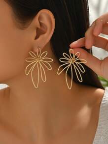 1 paire de boucles d'oreilles asymétriques à fleurs creuses minimalistes et pour femmes, convenant aux mariées, demoiselles d'honneur, mariage, soirée ou port quotidien en vacances. Cadeau de couple.