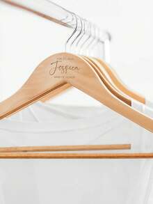 Móc treo váy phù dâu cá nhân hóa - Móc treo váy bằng gỗ chạm khắc - Móc treo váy cưới - Móc treo tên cưới - Móc treo váy cưới tùy chỉnh, Móc treo váy cưới cá nhân hóa, Móc treo bằng gỗ chạm khắc - Đa chức năng, Trang trí, Tái sử dụng, Móc treo váy cưới, Móc treo gỗ khắc tên cá nhân, Móc treo tên cưới tùy chỉnh, Móc treo váy/quần/vest/áo sơ mi tùy chỉnh, Quà tặng sinh nhật, Quà tặng phù dâu/cô dâu - Nhiều màu - Xem 6