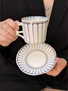 1 Set Cești și Farfurii Ceramice Geometrice cu Linie Aurie Pictate Manual, Set de Cești și Farfurii de Cafea Elegant de Lux în Stil Francez, Set de Cești și Farfurii pentru Desert cu Ceai de După-amiază European, Potrivit pentru Restaurant, Sufragerie, Cafenea