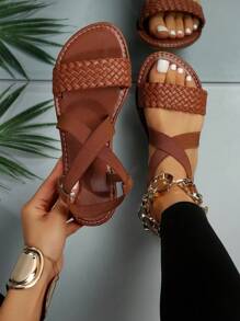 Nuevas sandalias planas de talla grande para mujer con punta redonda cómoda, tejido cruzado, estilo casual, para uso en exteriores, vacaciones, playa y verano