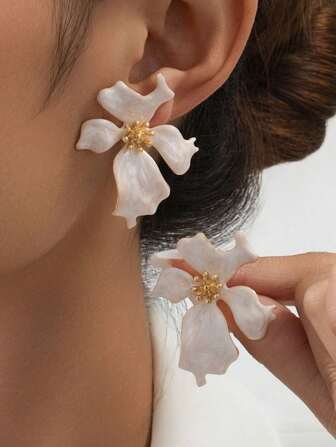 1 Pair Retro Exaggerated Unique Personalized High-End 3D Asymmetrical Glazed Floral Earrings, Suitable For Daily Wear For Women