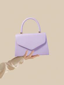 这款晚宴包有一定的容量，可以容纳手机、钱包、化妆品等个人物品。手提式设计方便抓握。荔枝纹皮革材质，搭配精致的金属连接件，呈现简洁优雅的风格，适合正式的晚会活动、公司年会以及重要的商务活动，彰显佩戴者的优雅与稳重。女士手提包、手拿包和单肩包适合婚礼、联欢晚会、派对和聚会，可与晚礼服和高跟鞋完美搭配，更显优雅气质。