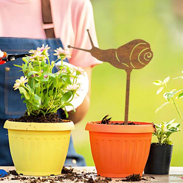 1pc Rust Metal Snail Garden Stake, Simple Snail Line Design, Suitable For Outdoor Garden, Planter Decoration