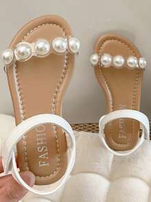 1 par de sandalias para niñas 2025 nuevas. La parte superior principal es blanca, combinada con cordones transparentes y decorada con perlas, presentando un estilo dulce y elegante. Esta sandalia de moda con perlas es adecuada para que las niñas de 3 a 12 años la usen para salidas de verano diarias, fiestas y otras ocasiones, mostrando por completo un encanto de princesa. - Blanco - Ver 7