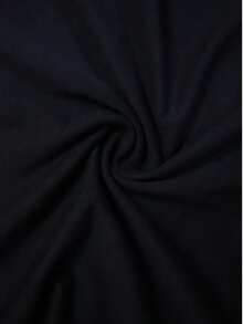 Playera para mujer de color negro, confeccionada en 100% algodón suave y transpirable. Cuenta con cuello redondo clásico y mangas cortas, ideal para un estilo cómodo y versátil. Su diseño minimalista la convierte en una prenda básica perfecta para combinar con cualquier atuendo, ya sea casual o urbano. Ajuste relajado que brinda libertad de movimiento - Negro - Ver 6