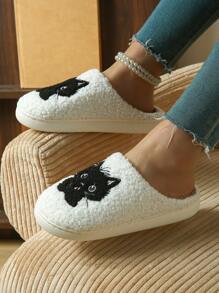Chinelos internos de pelúcia com design fofo de gato, combinando conforto e fofura. Chinelos de casa macios bordados com gatinho encantador, um item indispensável para o vestuário doméstico estiloso. Chinelos de pelúcia com estampa de gatinho fofa, proporcionando uma experiência quente e fofa