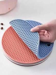 4 piezas de posavasos redondos de silicona con panal - resistentes al calor, flexibles, fáciles de limpiar, antideslizantes, protegen mesas y encimeras de cocina - ideales para platos, ollas y sartenes calientes, perfectos para diversas celebraciones festivas. Confirme que el tamaño del producto sea adecuado antes de comprar.