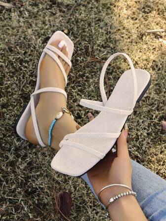 2025新款软底白色凉鞋适合搭配连衣裙，ins夏季平底沙滩度假凉鞋女