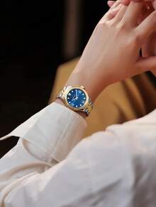 Versace 石英手链表，双色不锈钢手链表，女士深蓝色表盘模拟手表女士奢华优雅礼品手表，VE2S00522 - 藍色 - 查看 3