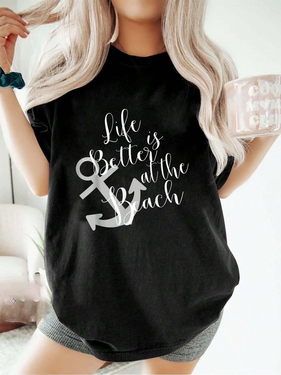 Camiseta de mujer de manga corta y cuello redondo con frases de vacaciones "La vida es mejor en la playa" - Perfecta para la temporada de vacaciones y actividades al aire libre - Negro - Ver 1