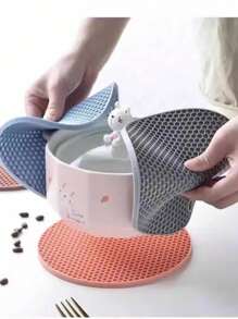 4 piezas de posavasos redondos de silicona con panal - resistentes al calor, flexibles, fáciles de limpiar, antideslizantes, protegen mesas y encimeras de cocina - ideales para platos, ollas y sartenes calientes, perfectos para diversas celebraciones festivas. Confirme que el tamaño del producto sea adecuado antes de comprar.