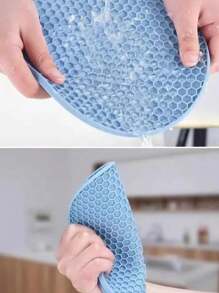 4 piezas de posavasos redondos de silicona con panal - resistentes al calor, flexibles, fáciles de limpiar, antideslizantes, protegen mesas y encimeras de cocina - ideales para platos, ollas y sartenes calientes, perfectos para diversas celebraciones festivas. Confirme que el tamaño del producto sea adecuado antes de comprar.