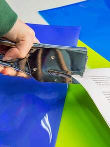 Engrapadora metálica tipo pinza cromada de uso profesional, diseño ergonómico y resistente con cuerpo fabricado completamente en acero de alta durabilidad con acabado brillante tipo espejo, ideal para uso intensivo en oficinas, papelerías, almacenes, floristerías, lavanderías, talleres de costura, imprentas y comercios en general, equipada con resorte interno de alta presión para un engrapado firme, preciso y sin esfuerzo, compatible con grapas estándar tipo 24/6 y 26/6, sistema de carga trasera con seguro de presión que permite recarga rápida y segura de grapas, tamaño compacto y práctico de aproximadamente 16.5 cm de largo x 9 cm de alto x 5.7 cm de ancho, apta para engrapar hasta 20 hojas de papel bond de 75 g/m² simultáneamente, mecanismo de presión suave que reduce la fatiga en usos prolongados, mango ergonómico curvado que se adapta a la forma natural de la mano para mayor confort durante largas jornadas de trabajo, ideal para cerrar bolsas de papel o plástico, documentos, etc. - Plateado - Ver 3