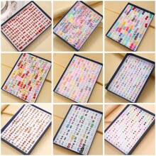 Set de 100 piezas de aretes con tachas geométricas de color dorado y blanco con rhinestones, aptos para uso diario de mujeres