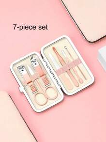 1 Set, Motivo personalizzabile a lettere, Kit per la cura delle unghie portatile professionale, Design a rose e lettere, Rifinitore per sopracciglia e viso, Attrezzi per la cura delle unghie in acciaio inossidabile, Con custodia in pelle di lusso, Adatto per uso domestico e da viaggio
