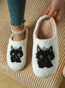 Chinelos internos de pelúcia com design fofo de gato, combinando conforto e fofura. Chinelos de casa macios bordados com gatinho encantador, um item indispensável para o vestuário doméstico estiloso. Chinelos de pelúcia com estampa de gatinho fofa, proporcionando uma experiência quente e fofa