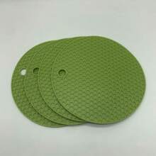 4 piezas de posavasos redondos de silicona con panal - resistentes al calor, flexibles, fáciles de limpiar, antideslizantes, protegen mesas y encimeras de cocina - ideales para platos, ollas y sartenes calientes, perfectos para diversas celebraciones festivas. Confirme que el tamaño del producto sea adecuado antes de comprar.