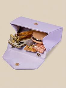 这款晚宴包有一定的容量，可以容纳手机、钱包、化妆品等个人物品。手提式设计方便抓握。荔枝纹皮革材质，搭配精致的金属连接件，呈现简洁优雅的风格，适合正式的晚会活动、公司年会以及重要的商务活动，彰显佩戴者的优雅与稳重。女士手提包、手拿包和单肩包适合婚礼、联欢晚会、派对和聚会，可与晚礼服和高跟鞋完美搭配，更显优雅气质。