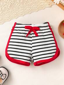 2 件套休闲优雅甜美可爱女婴服装套装，柔软透气舒适，草莓植绒刺绣圆领短袖 T 恤和条纹运动短裤