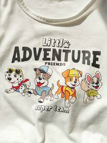 2 件套幼儿男童时尚休闲运动风格卡通印花白色 T 恤 + 军绿色短裤套装，适合外出、户外、度假穿着、夏季