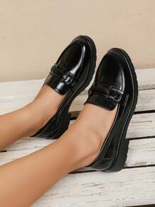 1 par de mocasines con cadena metálica plana de color liso, estilo universitario elegante, aptos para la oficina y exteriores, para todas las temporadas