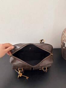 Borsa classica alla moda in tessuto PU impermeabile di colore unito, con decorazione a motivo di lettere, multitasche, a conchiglia, a spalla, sotto braccio, adatta per viaggi, shopping, pendolarismo, feste, appuntamenti, vestiti per il Capodanno. Pendenti e borse devono essere acquistati separatamente, non in bundle.