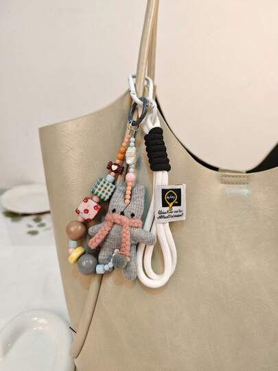 新款可爱兔子吊坠卡通动物钥匙扣背包挂饰包包饰品配件，时尚女士礼物，沙特国庆用品，包包装饰，爱情护身符