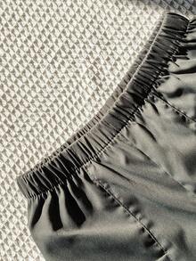 2 件套幼儿男童时尚休闲运动风格卡通印花白色 T 恤 + 军绿色短裤套装，适合外出、户外、度假穿着、夏季