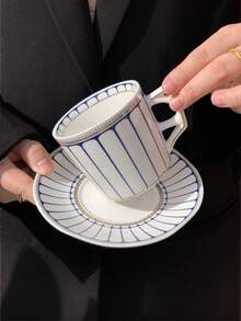 1 Set Cești și Farfurii Ceramice Geometrice cu Linie Aurie Pictate Manual, Set de Cești și Farfurii de Cafea Elegant de Lux în Stil Francez, Set de Cești și Farfurii pentru Desert cu Ceai de După-amiază European, Potrivit pentru Restaurant, Sufragerie, Cafenea