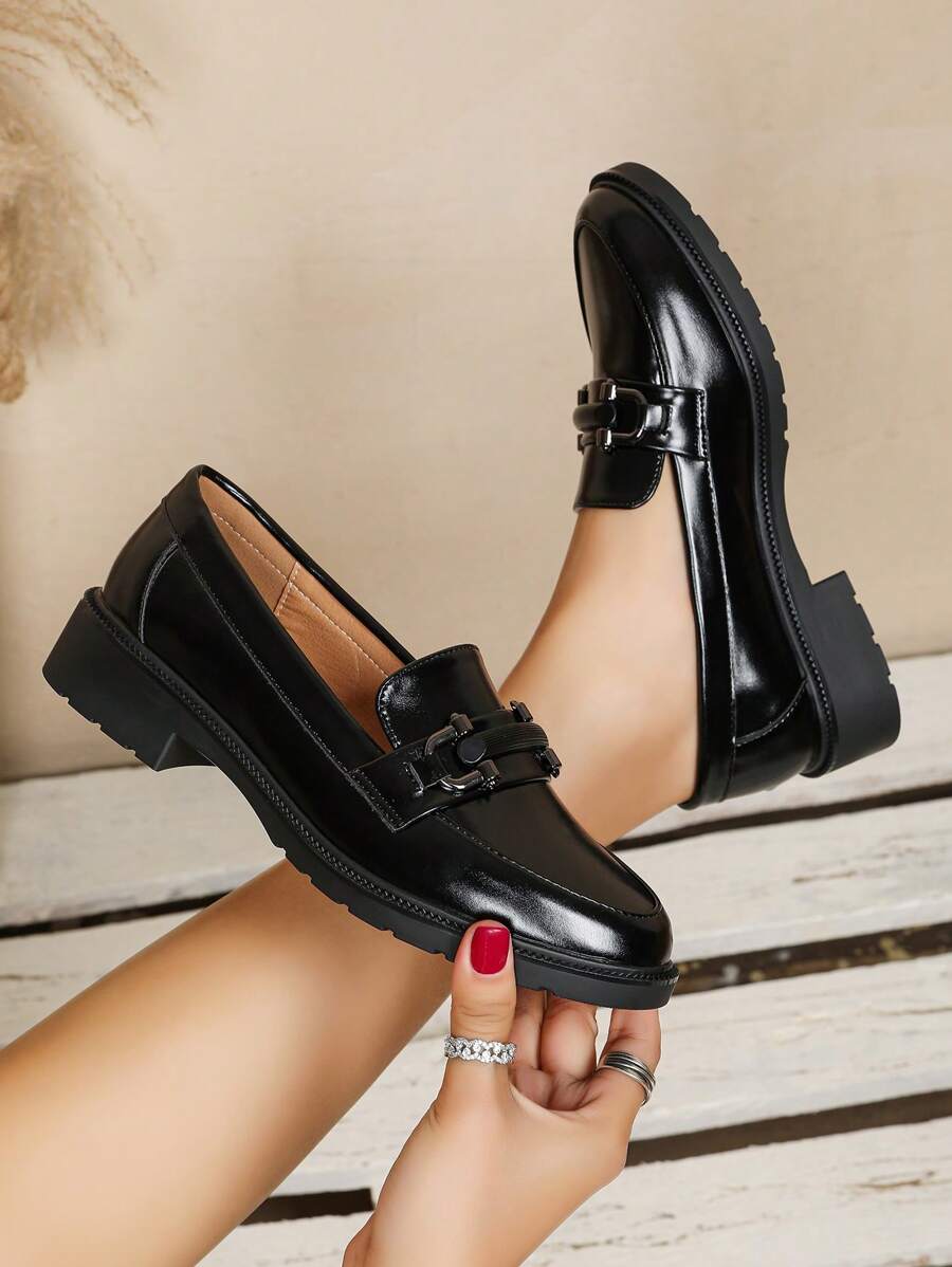 1 par de mocasines con cadena metálica plana de color liso, estilo universitario elegante, aptos para la oficina y exteriores, para todas las temporadas