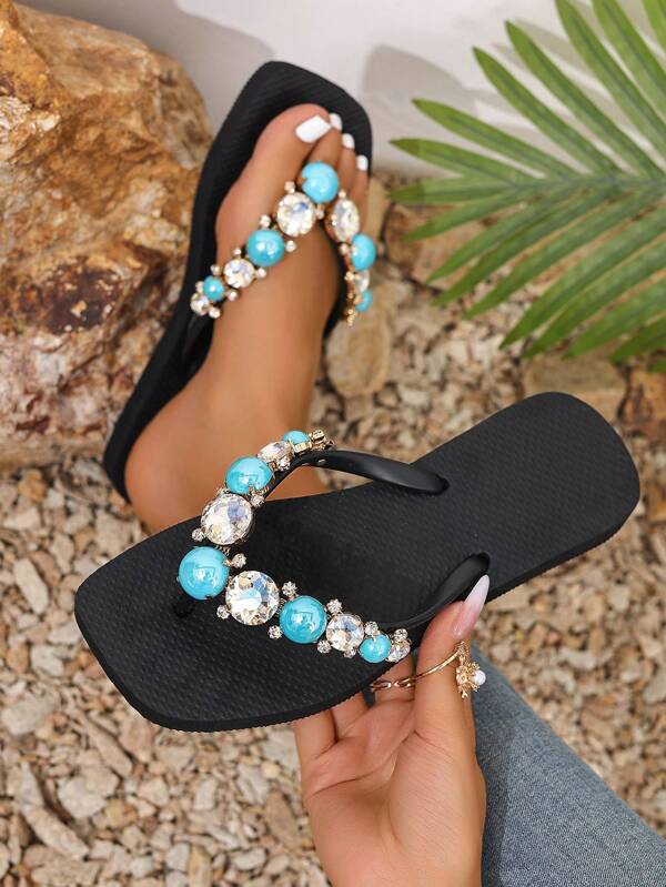 Tongs au style coréen de couleur Dopamine avec chaîne de faux perles + strass, sandales Ins, glissades bohèmes chics de plage pour l'été, polyvalentes pour l'extérieur, nouvelles arrivées 2025
