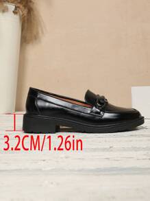 1 par de mocasines con cadena metálica plana de color liso, estilo universitario elegante, aptos para la oficina y exteriores, para todas las temporadas