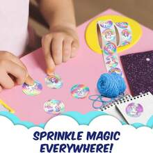 500 pièces Autocollants de graffitis de licorne violette, forme ronde de 1 pouce de dessin animé, récompenses d'enseignant pour la rentrée scolaire, décoration pour étuis de téléphone, tasses d'eau, scrapbooking DIY, autocollants adhésifs en PVC - Multicolore - Voir 4