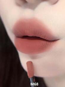 GIRLCULT GIRLCULT Batom Matte Marca Sussurro de Amor M68 Folha de Bordo | Véu de Bordo Caramelo | Desfoque de Luz de Fogo | Beijo de Cetim Especiado | Duração Suave como Pena | Brilho Respirável de Gelo | Charme de Festa no Escritório | Estrela da Temporada de Festas | 3,8ml/0,13fl Oz