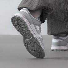 Nike Dunk Low 女款休闲鞋，轻盈缓震，透气舒适，厚底设计，饰有品牌标志，亲肤百搭，适合日常穿着、健身通勤、下班后休闲旅行、约会等场合，白色 HF5441-105 - 白色/灰色 - 查看 5