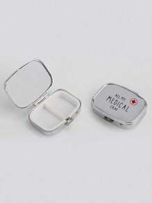 Boîte de rangement portable à deux compartiments pour pilules, mignonne petite boîte de rangement en métal, boîte à bijoux et à pilules portable, cadeau créatif personnalisé avec logo de dessin animé, convient pour les voyages, les activités extérieures, les sacs, les poches, utilisé pour les cadeaux de mariage, les cadeaux et la décoration de réception, boîte de rangement de voyage décorée de manière unique, parfaite pour les voyages, conception compacte, facile à utiliser, convient pour la gestion des médicaments/tous les groupes d'âge (4 options)
