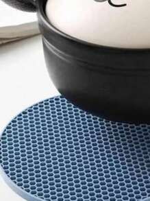 4 piezas de posavasos redondos de silicona con panal - resistentes al calor, flexibles, fáciles de limpiar, antideslizantes, protegen mesas y encimeras de cocina - ideales para platos, ollas y sartenes calientes, perfectos para diversas celebraciones festivas. Confirme que el tamaño del producto sea adecuado antes de comprar.