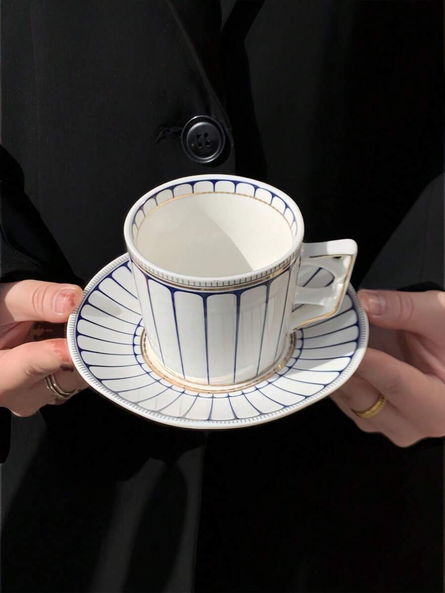 1 Set Cești și Farfurii Ceramice Geometrice cu Linie Aurie Pictate Manual, Set de Cești și Farfurii de Cafea Elegant de Lux în Stil Francez, Set de Cești și Farfurii pentru Desert cu Ceai de După-amiază European, Potrivit pentru Restaurant, Sufragerie, Cafenea
