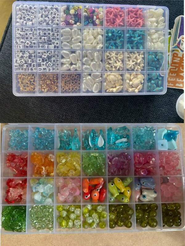 1 Set beinhaltet: 1 Stück 28-Fach Kunststoff Organizer Box + 10 Stück Glöckchen + 10 Stück Perlenketten + 1 Blatt Beschriftungsaufkleber - Fächerkasten für Schmuck, Accessoires, Kleinteile - Klare Box für Perlen, Nähen, Basteln und Aufbewahrung für Frauen, Reise-Utensilien, Studentenwohnheim Lagerung