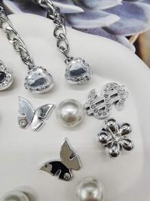 16PCS ABS Resin Silvery Luxury Heart Shaped Chain Shoe Charms Bling Rhinestone Bow-Knot Dollar Shoes Decorations Diy Removable Artificial Faux Bead Shoe Accessories Mutlifunctional Flower Butterfly Shoe Clips Decor Fit Women Lady Sandals Slides Slippers Beach Bags Xmas Halloween Valentine Birthday Festival Party Gifts(Shoes Not Included)