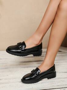 1 par de mocasines con cadena metálica plana de color liso, estilo universitario elegante, aptos para la oficina y exteriores, para todas las temporadas