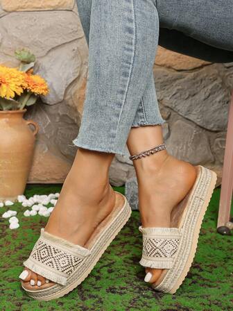 女士时尚休闲金色带与米色编织面料鞋面搭配流苏细节圆头厚底凉鞋，编织绳厚底一脚蹬舒适软底厚底凉鞋，波西米亚风格沙滩度假凉鞋，适合海滩、办公室、室内和室外（颜色随机做旧中底）