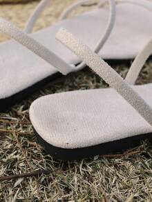 2025新款软底白色凉鞋适合搭配连衣裙，ins夏季平底沙滩度假凉鞋女