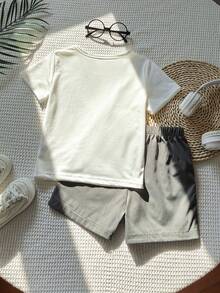 2 件套幼儿男童时尚休闲运动风格卡通印花白色 T 恤 + 军绿色短裤套装，适合外出、户外、度假穿着、夏季