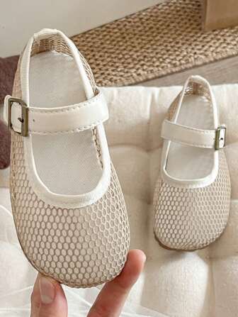 Un par de zapatos para niñas talla grande vendidos / Nuevos 2025. La parte superior está hecha de tela de malla beige, con correas de gancho y hebilla de metal blancas. El estilo es simple y suave, con un toque de princesa. La parte superior del zapato es transpirable y no sofocante, lo que lo hace adecuado para que niñas de 3 a 12 años lo usen durante sus salidas diarias y en primavera y verano.