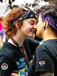 Set de 1/6 piezas de alfileres de solapa del Orgullo LGBTQ+ "Tú y yo estamos aquí", broches de joyería, diseño de corazón arcoíris personalizado para lesbianas, gays, transgénero y aliados, adecuado para ropa, camisas, corbatas, solapas de trajes, chaquetas, mochilas, accesorios escolares y de oficina, regalo de Navidad y Halloween - Multicolor - Ver 4