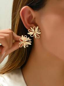1 par de brincos elegantes e minimalistas em formato de flor para mulheres, adequados para uso diário