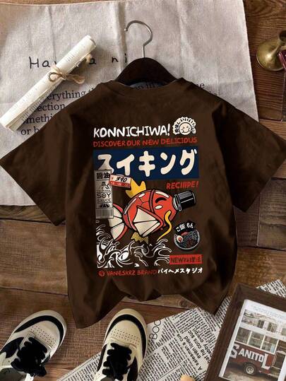 Camiseta de manga corta con cuello redondo para hombre NEON DUSK, de color café, con estampado de pez de dibujos animados, letras, ramen y números, para uso casual diario
